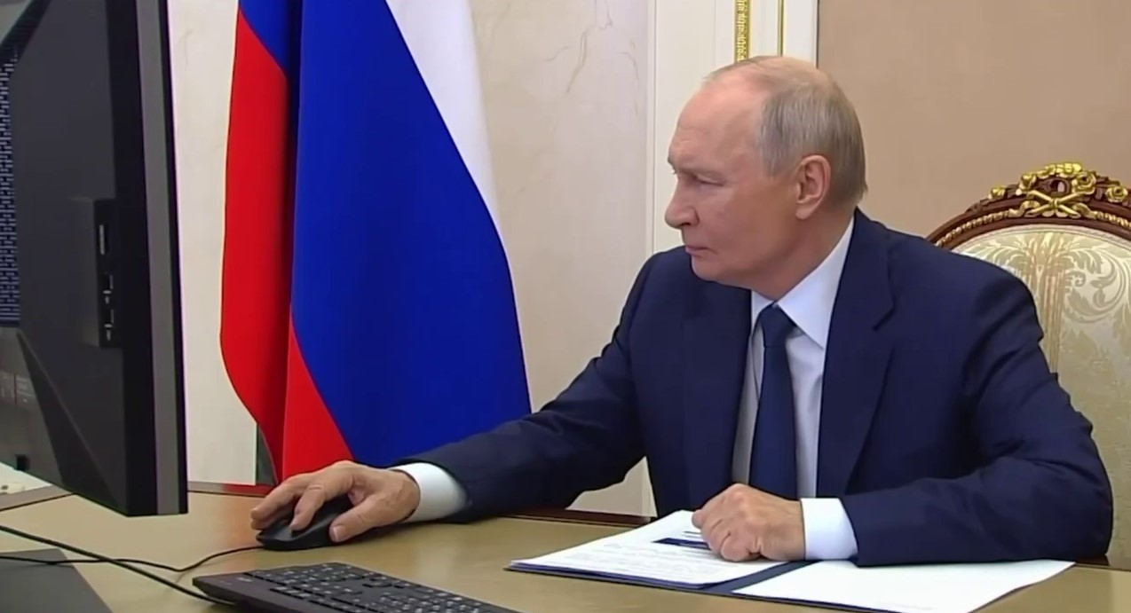 Путін двічі сказав "дякую" комп'ютеру після онлайн голосування Путін двічі сказав "дякую" комп'ютеру після онлайн голосування